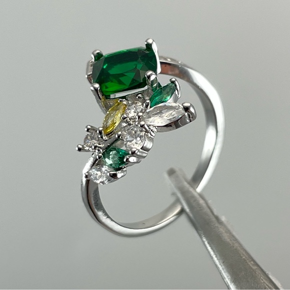 Exquisite Statement Cluster Cushion Cut Green Emerald Silver Plated Ring - Picture 3 of 6